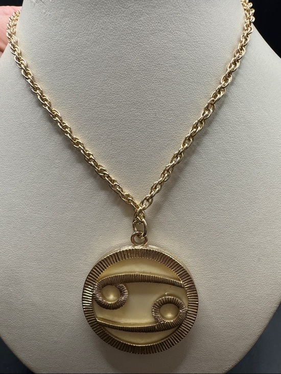 Sarah Coventry Jewelry - Gold Cancer Zodiac Pendant Necklace - Women's Jewelry Sarah Coventry Rare 24 in